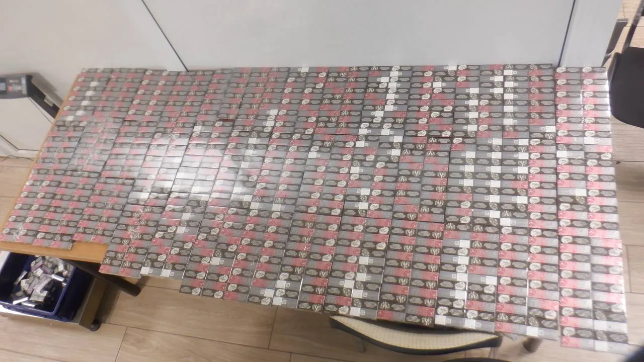 780 пачек стиков для электронных сигарет изъяли у пассажирки во время досмотра в Краснодаре; обвинение по части 1 статьи 16.2 КоАП РФ предъявлено, товар конфискован в федеральную собственность.
