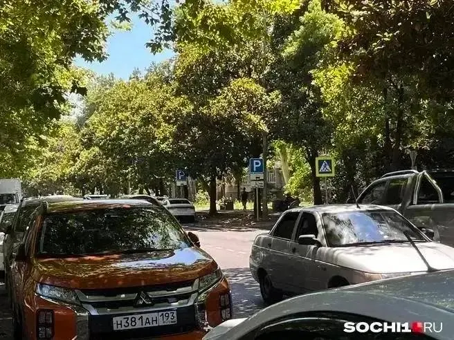 Расширение платных парковок в Сочи планируют довести до конца 206 года рядом с туристическими объектами, торговыми центрами и административными зданиями.