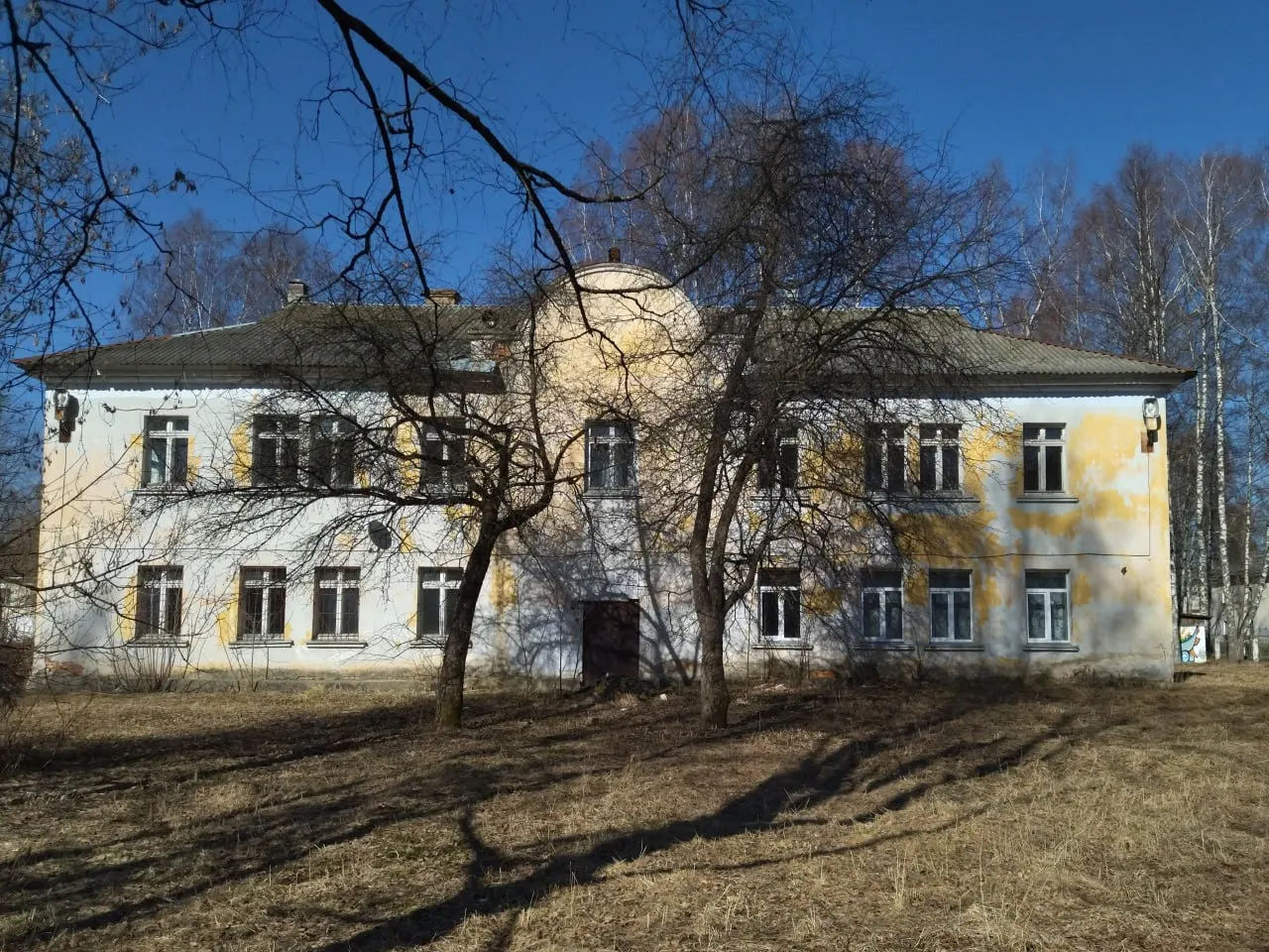 На торги выставлено двухэтажное здание и земельный участок в Рыбинске; стартовая цена — 9,5 млн рублей, торги запланированы на 13 ноября.