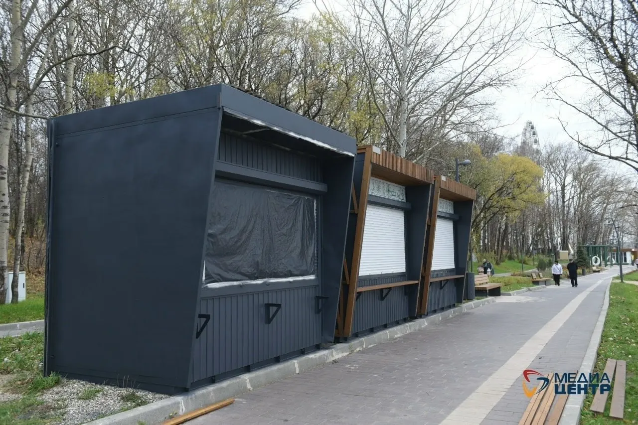 Муниципалитет принял решение продлить договоры размещения НТО без конкурсных процедур и предоставить льготы на размещение в следующем году; план охватывает около 179 киосков и павильонов.