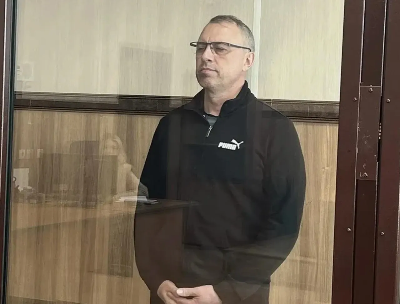 Бывший руководитель ЗСЖД остаётся под стражей; суд продлил арест до 15 декабря 2026 года. По данным следствия, подрядчик оплатил более 55 млн рублей за покровительство и незаконные услуги.