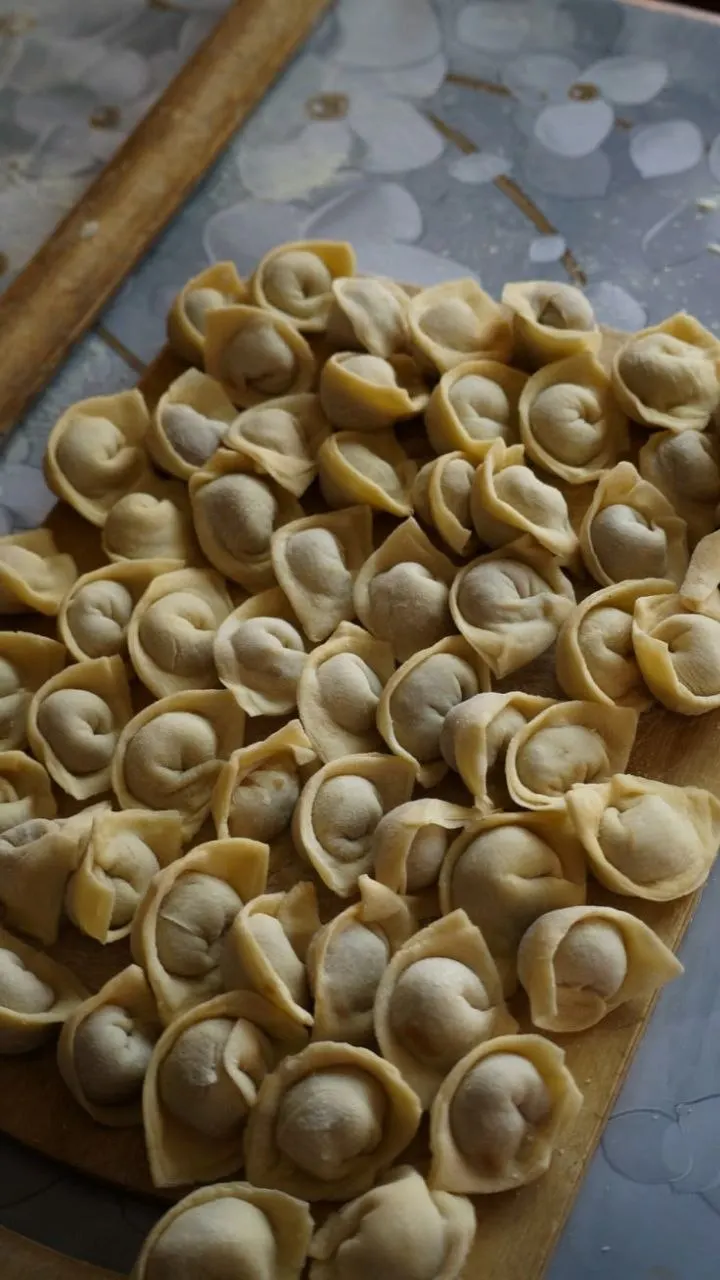 Пять производителей из Самарской и Саратовской областей пытались оформить документы на мясные полуфабрикаты авансом; махинации вскрылись во время проверки в системе «Меркурий».