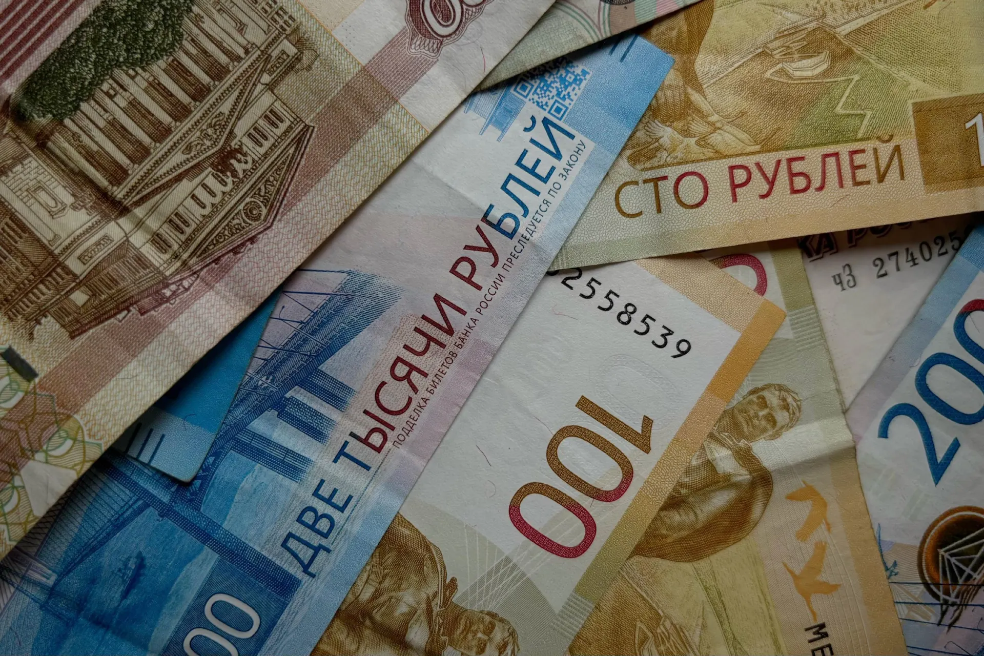Эксперты оценили несколько ключевых показателей материального благосостояния регионов, указывая на необходимость дальнейшего мониторинга.