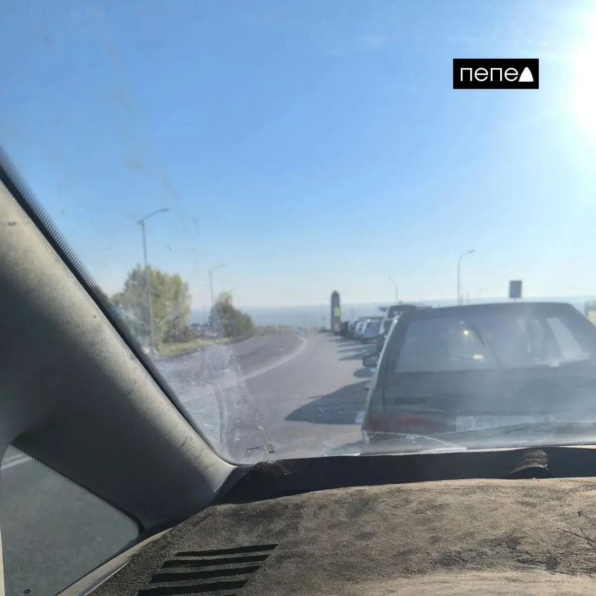 Очереди у заправок объясняются тем, что местные цены на бензин ниже, чем в соседних регионах. Рассматривается перераспределение поставок и возможные ограничения продаж.