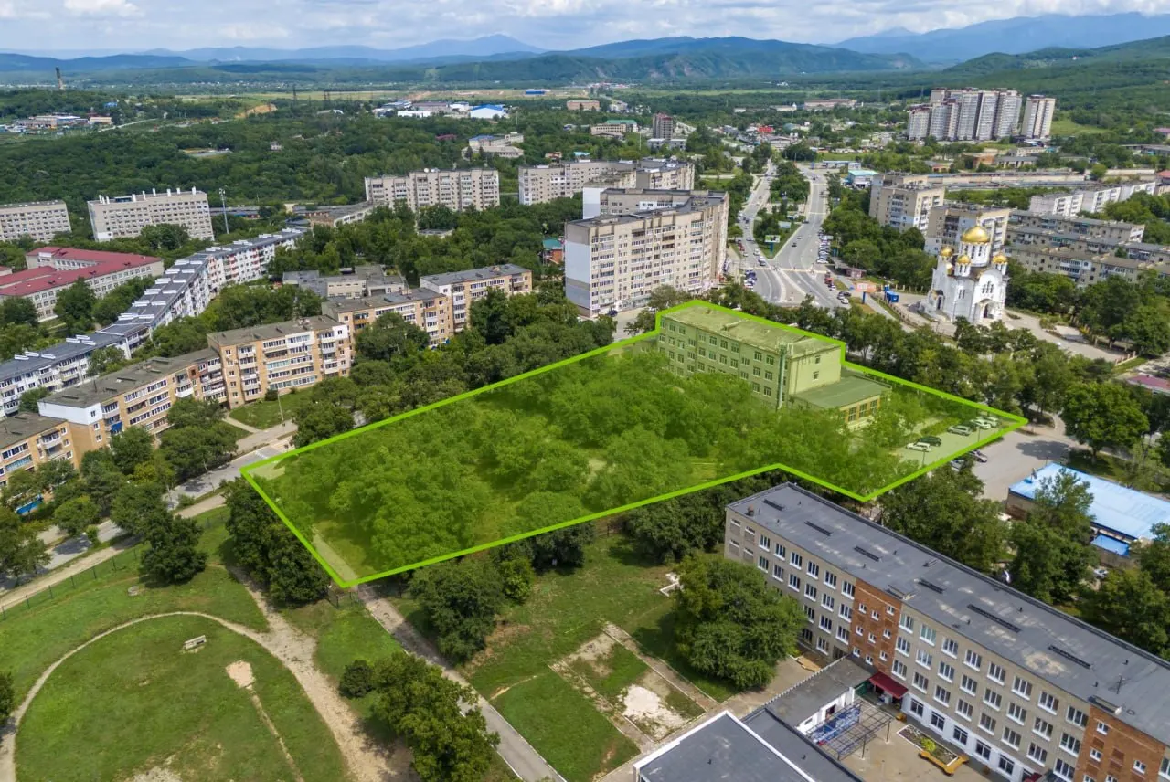 Участок площадью 1,15 га и здание общей площадью 3,2 тыс. м² выставлены на аукцион; ранее на объекте размещался образовательный комплекс. Заявки принимаются до 23 ноября, аукцион — 27 ноября; задаток — 10% от стоимости.