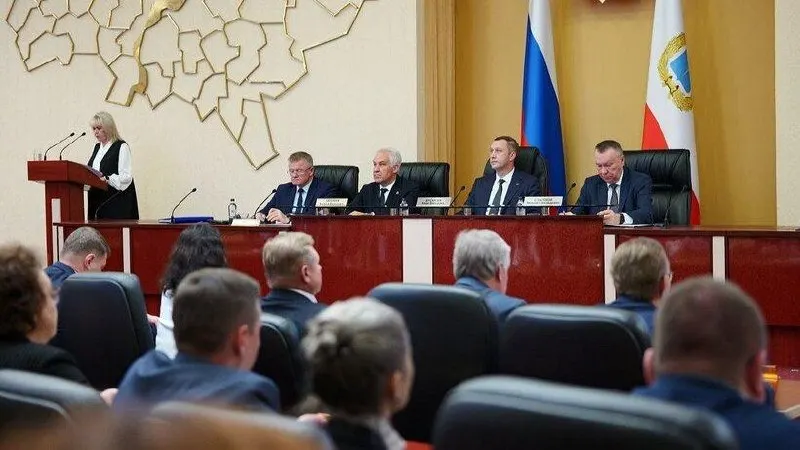 Губернатор сообщил о бюджете на следующий год в условиях жесткой экономической обстановки и мерах поддержки пациентов, получивших льготные лекарства.