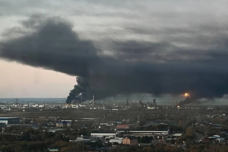 За период с апреля по август украинские удары повредили не менее двух третей крупнейших российских НПЗ; более трети атак затронули установки вторичной переработки, которые перерабатывают дистилляты в бензин, авиационное топливо и сжиженный газ.