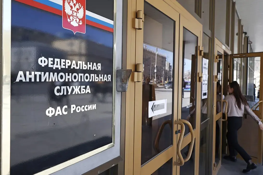 Рассматривая дела о маркировке вызовов и массовых звонках банков, суды подтвердили право операторов взимать плату за три услуги за один звонок. Обсуждаются последствия для банковского сектора и регуляторной политики.