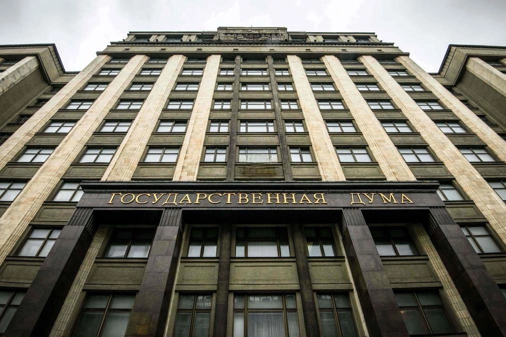 Закон позволяет банкам и финансовым организациям передавать персональные данные клиентов третьим лицам через аккредитованные компании с лицензиями; согласие клиентов не требуется.