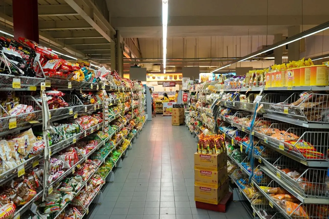 Российский рынок франшиз продуктовых магазинов демонстрирует противоречивые тренды: рост крупных федеральных сетей и сокращение числа региональных точек.