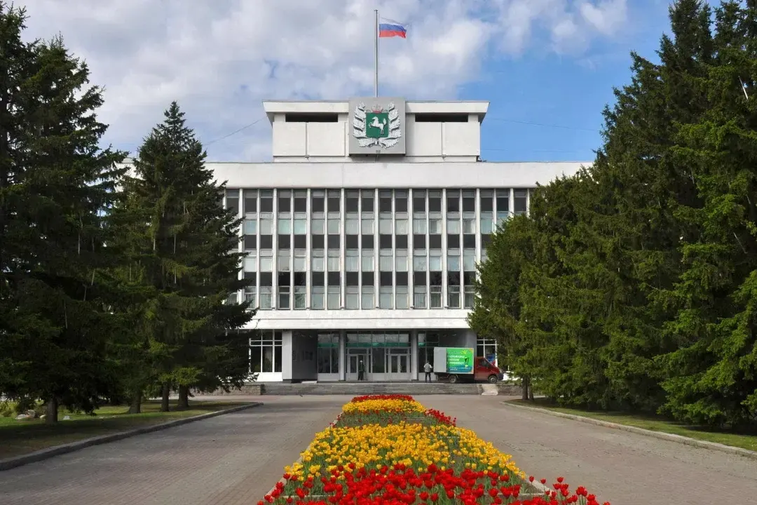 Правительство региона перераспределило средства из резерва на повышение зарплат работников бюджетной сферы в пользу обслуживания госдолга; аналогичные шаги предприняты в Архангельской области, а темпы роста госдолга сохраняются на фоне федерального бюджета.