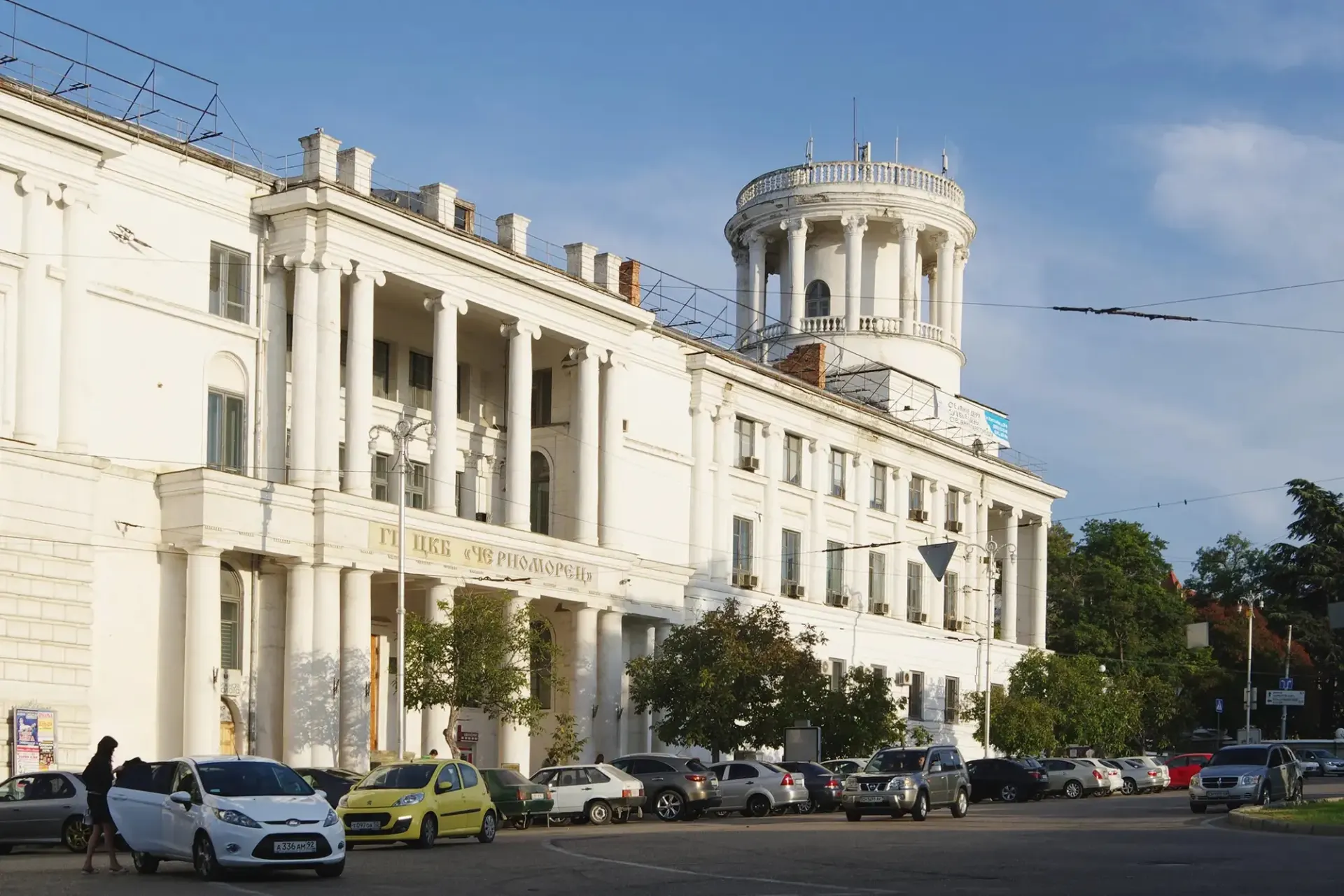 Помещение площадью 5415,9 кв.м выставлено на продажу; базовая стоимость без НДС — 424,3 млн ₽, с НДС — 517,6 млн ₽. Заявки принимаются до 11 ноября 2026 года; аукцион запланирован на 13 ноября 2026 года; земля под зданием арендуется на долгий срок без торгов.