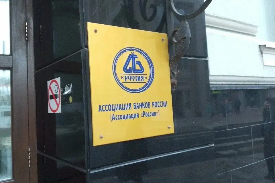 Инициатива банков заключается в автоматической установке корневых сертификатов Минцифры при загрузке приложений. Эксперты предупреждают о рисках перехвата трафика и усилении государственного контроля.