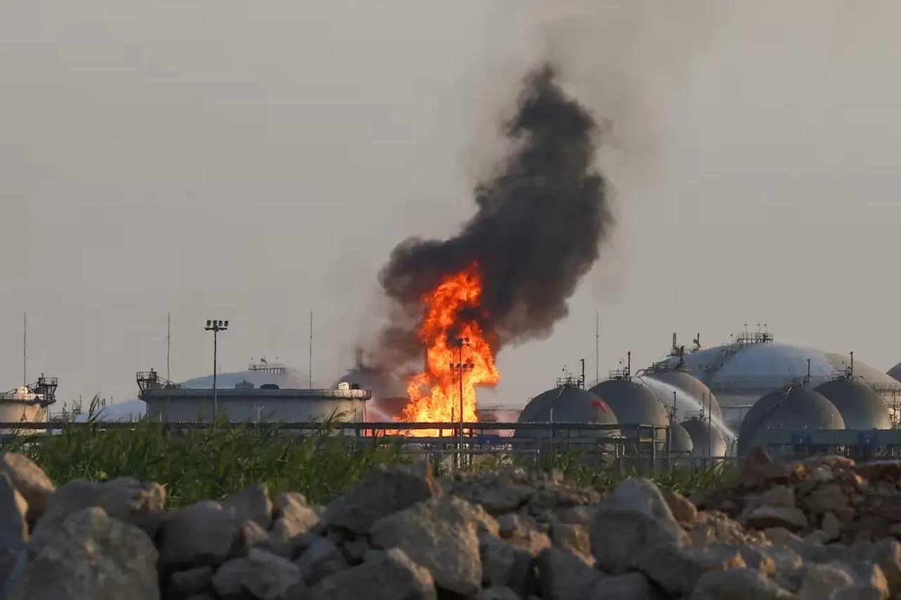 Глобальные запасы нефти уменьшаются на фоне конфликта и возрастающих рисков поставок через Ормузский пролив.