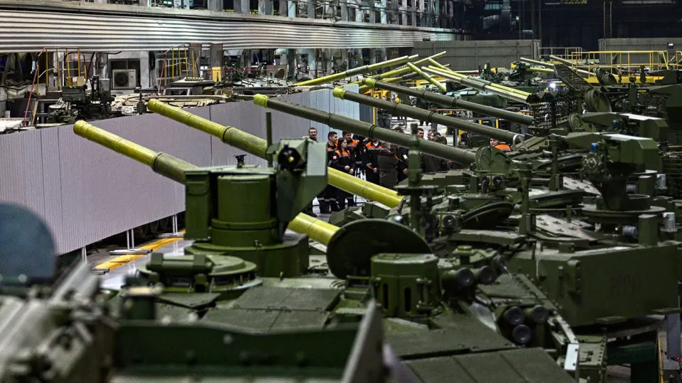 Рост оказывается частично поддержан за счет военного сектора и госзаказов, в то время как прочие отрасли показывают незначительный рост или спад. Прогнозы на ближайшие годы тревожны.