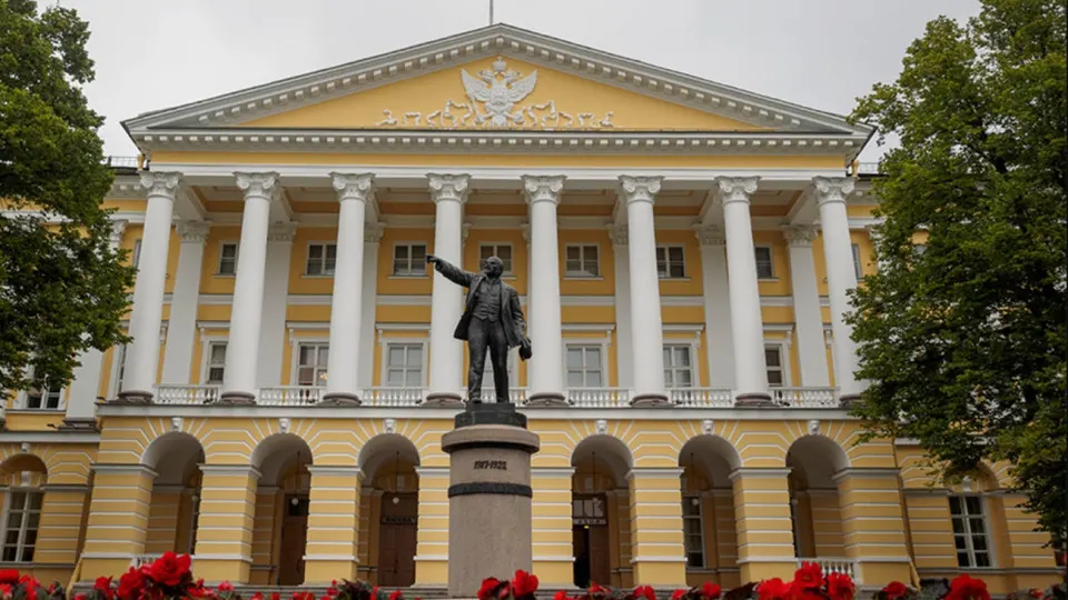 В Санкт-Петербурге и соседних регионах начинается снижение численности госслужащих и урезание социальных расходов на фоне дефицита бюджета; в Иркутской области объявлены массовые увольнения, сокращаются траты на образование и здравоохранение.